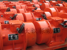 YZS振動(dòng)電機(jī)：加裝防護(hù)外殼，密封性強(qiáng)不易損壞。