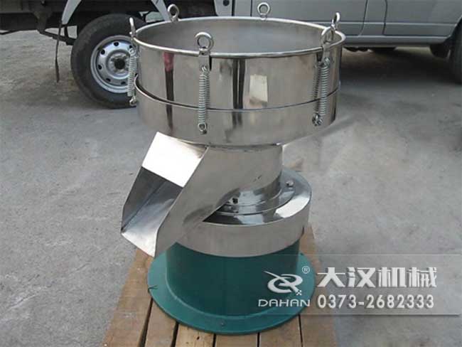 涂料振動(dòng)篩由：框體，振動(dòng)斗，出料口，振動(dòng)電機(jī)底座等部件組成