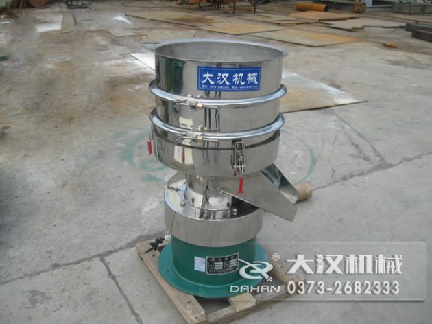 涂料過(guò)濾振動(dòng)篩：利用振動(dòng)電機(jī)的振動(dòng)力帶動(dòng)物料在篩網(wǎng)上進(jìn)行篩分，從而利用篩網(wǎng)孔徑的大小不同，完成涂料的分級(jí)，除雜等篩分目的。