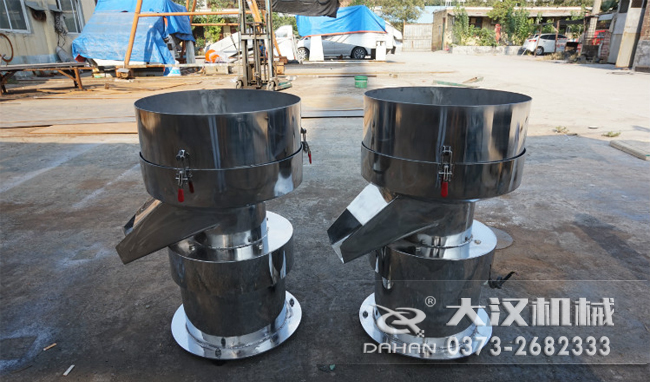 不銹鋼涂料振動(dòng)篩是一種比較受用戶(hù)歡迎的產(chǎn)品之一，主要優(yōu)勢(shì)耐酸堿，不生銹，使用壽命長(zhǎng)。