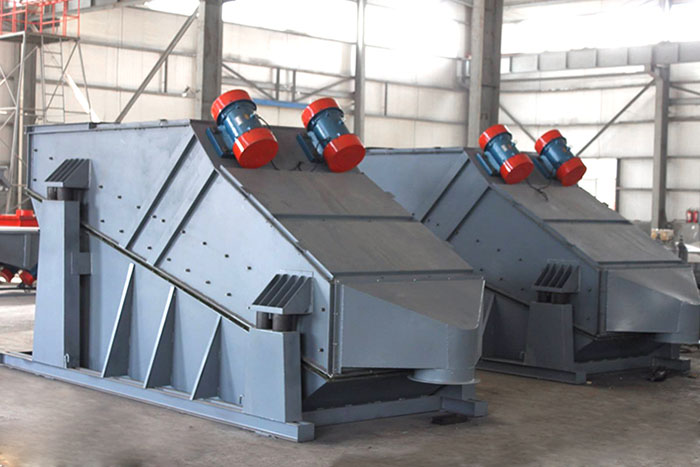 ZSG礦用振動(dòng)篩采用雙電機(jī)振動(dòng)，電機(jī)位置安裝在頂部，便于更好的傳遞振動(dòng)力。