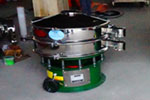 800型單層三次元振動(dòng)篩，產(chǎn)量可達(dá)800kg/h。