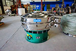 1200型三次元振動(dòng)篩，產(chǎn)量可達(dá)2100kg/h。